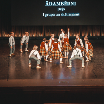 Rīgas Angļu ģimnāzijas un TDA „Līgo” bērnu un jauniešu studijas 15 gadu jubilejas koncerts “Rotā, saulīt, rotādama" - Mūsu jaunie, zaļie asniņi, kuriem visapkārt smieklu virtenes, bet pašos mīt nerimstošs dzīvesprieks un mīlestība pret deju.
Sirsnīga paaudžu satikšanās, sākot no mazajiem saules stariņiem līdz viedajiem dejotājiem, RAĢ un TDA "Līgo" bērnu un jauniešu studijas 15. jubilejas koncertā.
Foto:Deivids Lagzdiņš