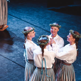 Rīgas Angļu ģimnāzijas un TDA „Līgo” bērnu un jauniešu studijas 15 gadu jubilejas koncerts “Rotā, saulīt, rotādama" - Mūsu jaunie, zaļie asniņi, kuriem visapkārt smieklu virtenes, bet pašos mīt nerimstošs dzīvesprieks un mīlestība pret deju.
Sirsnīga paaudžu satikšanās, sākot no mazajiem saules stariņiem līdz viedajiem dejotājiem, RAĢ un TDA "Līgo" bērnu un jauniešu studijas 15. jubilejas koncertā.
Foto:Deivids Lagzdiņš