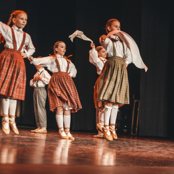 Rīgas Angļu ģimnāzijas un TDA „Līgo” bērnu un jauniešu studijas 15 gadu jubilejas koncerts “Rotā, saulīt, rotādama" - Mūsu jaunie, zaļie asniņi, kuriem visapkārt smieklu virtenes, bet pašos mīt nerimstošs dzīvesprieks un mīlestība pret deju.
Sirsnīga paaudžu satikšanās, sākot no mazajiem saules stariņiem līdz viedajiem dejotājiem, RAĢ un TDA "Līgo" bērnu un jauniešu studijas 15. jubilejas koncertā.
Foto:Deivids Lagzdiņš