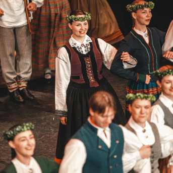 Rīgas Angļu ģimnāzijas un TDA „Līgo” bērnu un jauniešu studijas 15 gadu jubilejas koncerts “Rotā, saulīt, rotādama" - Mūsu jaunie, zaļie asniņi, kuriem visapkārt smieklu virtenes, bet pašos mīt nerimstošs dzīvesprieks un mīlestība pret deju.
Sirsnīga paaudžu satikšanās, sākot no mazajiem saules stariņiem līdz viedajiem dejotājiem, RAĢ un TDA "Līgo" bērnu un jauniešu studijas 15. jubilejas koncertā.
Foto:Deivids Lagzdiņš