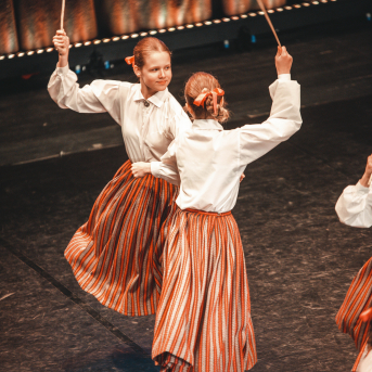 Rīgas Angļu ģimnāzijas un TDA „Līgo” bērnu un jauniešu studijas 15 gadu jubilejas koncerts “Rotā, saulīt, rotādama" - Mūsu jaunie, zaļie asniņi, kuriem visapkārt smieklu virtenes, bet pašos mīt nerimstošs dzīvesprieks un mīlestība pret deju.
Sirsnīga paaudžu satikšanās, sākot no mazajiem saules stariņiem līdz viedajiem dejotājiem, RAĢ un TDA "Līgo" bērnu un jauniešu studijas 15. jubilejas koncertā.
Foto:Deivids Lagzdiņš