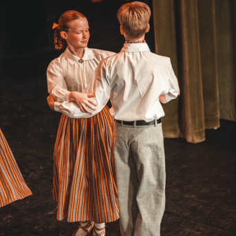 Rīgas Angļu ģimnāzijas un TDA „Līgo” bērnu un jauniešu studijas 15 gadu jubilejas koncerts “Rotā, saulīt, rotādama" - Mūsu jaunie, zaļie asniņi, kuriem visapkārt smieklu virtenes, bet pašos mīt nerimstošs dzīvesprieks un mīlestība pret deju.
Sirsnīga paaudžu satikšanās, sākot no mazajiem saules stariņiem līdz viedajiem dejotājiem, RAĢ un TDA "Līgo" bērnu un jauniešu studijas 15. jubilejas koncertā.
Foto:Deivids Lagzdiņš