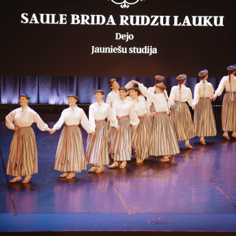 Rīgas Angļu ģimnāzijas un TDA „Līgo” bērnu un jauniešu studijas 15 gadu jubilejas koncerts “Rotā, saulīt, rotādama" - Mūsu jaunie, zaļie asniņi, kuriem visapkārt smieklu virtenes, bet pašos mīt nerimstošs dzīvesprieks un mīlestība pret deju.
Sirsnīga paaudžu satikšanās, sākot no mazajiem saules stariņiem līdz viedajiem dejotājiem, RAĢ un TDA "Līgo" bērnu un jauniešu studijas 15. jubilejas koncertā.
Foto:Deivids Lagzdiņš