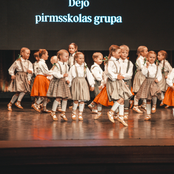 Rīgas Angļu ģimnāzijas un TDA „Līgo” bērnu un jauniešu studijas 15 gadu jubilejas koncerts “Rotā, saulīt, rotādama" - Mūsu jaunie, zaļie asniņi, kuriem visapkārt smieklu virtenes, bet pašos mīt nerimstošs dzīvesprieks un mīlestība pret deju.
Sirsnīga paaudžu satikšanās, sākot no mazajiem saules stariņiem līdz viedajiem dejotājiem, RAĢ un TDA "Līgo" bērnu un jauniešu studijas 15. jubilejas koncertā.
Foto:Deivids Lagzdiņš