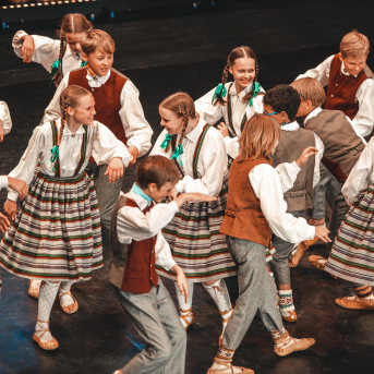 Rīgas Angļu ģimnāzijas un TDA „Līgo” bērnu un jauniešu studijas 15 gadu jubilejas koncerts “Rotā, saulīt, rotādama" - Mūsu jaunie, zaļie asniņi, kuriem visapkārt smieklu virtenes, bet pašos mīt nerimstošs dzīvesprieks un mīlestība pret deju.
Sirsnīga paaudžu satikšanās, sākot no mazajiem saules stariņiem līdz viedajiem dejotājiem, RAĢ un TDA "Līgo" bērnu un jauniešu studijas 15. jubilejas koncertā.
Foto:Deivids Lagzdiņš