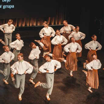 Rīgas Angļu ģimnāzijas un TDA „Līgo” bērnu un jauniešu studijas 15 gadu jubilejas koncerts “Rotā, saulīt, rotādama" - Mūsu jaunie, zaļie asniņi, kuriem visapkārt smieklu virtenes, bet pašos mīt nerimstošs dzīvesprieks un mīlestība pret deju.
Sirsnīga paaudžu satikšanās, sākot no mazajiem saules stariņiem līdz viedajiem dejotājiem, RAĢ un TDA "Līgo" bērnu un jauniešu studijas 15. jubilejas koncertā.
Foto:Deivids Lagzdiņš