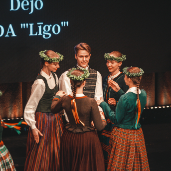 Rīgas Angļu ģimnāzijas un TDA „Līgo” bērnu un jauniešu studijas 15 gadu jubilejas koncerts “Rotā, saulīt, rotādama" - Mūsu jaunie, zaļie asniņi, kuriem visapkārt smieklu virtenes, bet pašos mīt nerimstošs dzīvesprieks un mīlestība pret deju.
Sirsnīga paaudžu satikšanās, sākot no mazajiem saules stariņiem līdz viedajiem dejotājiem, RAĢ un TDA "Līgo" bērnu un jauniešu studijas 15. jubilejas koncertā.
Foto:Deivids Lagzdiņš