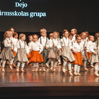 Rīgas Angļu ģimnāzijas un TDA „Līgo” bērnu un jauniešu studijas 15 gadu jubilejas koncerts “Rotā, saulīt, rotādama" - Mūsu jaunie, zaļie asniņi, kuriem visapkārt smieklu virtenes, bet pašos mīt nerimstošs dzīvesprieks un mīlestība pret deju.
Sirsnīga paaudžu satikšanās, sākot no mazajiem saules stariņiem līdz viedajiem dejotājiem, RAĢ un TDA "Līgo" bērnu un jauniešu studijas 15. jubilejas koncertā.
Foto:Deivids Lagzdiņš