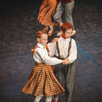 Rīgas Angļu ģimnāzijas un TDA „Līgo” bērnu un jauniešu studijas 15 gadu jubilejas koncerts “Rotā, saulīt, rotādama" - Mūsu jaunie, zaļie asniņi, kuriem visapkārt smieklu virtenes, bet pašos mīt nerimstošs dzīvesprieks un mīlestība pret deju.
Sirsnīga paaudžu satikšanās, sākot no mazajiem saules stariņiem līdz viedajiem dejotājiem, RAĢ un TDA "Līgo" bērnu un jauniešu studijas 15. jubilejas koncertā.
Foto:Deivids Lagzdiņš