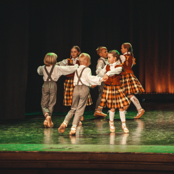 Rīgas Angļu ģimnāzijas un TDA „Līgo” bērnu un jauniešu studijas 15 gadu jubilejas koncerts “Rotā, saulīt, rotādama" - Mūsu jaunie, zaļie asniņi, kuriem visapkārt smieklu virtenes, bet pašos mīt nerimstošs dzīvesprieks un mīlestība pret deju.
Sirsnīga paaudžu satikšanās, sākot no mazajiem saules stariņiem līdz viedajiem dejotājiem, RAĢ un TDA "Līgo" bērnu un jauniešu studijas 15. jubilejas koncertā.
Foto:Deivids Lagzdiņš