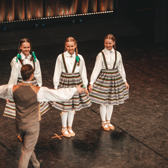 Rīgas Angļu ģimnāzijas un TDA „Līgo” bērnu un jauniešu studijas 15 gadu jubilejas koncerts “Rotā, saulīt, rotādama" - Mūsu jaunie, zaļie asniņi, kuriem visapkārt smieklu virtenes, bet pašos mīt nerimstošs dzīvesprieks un mīlestība pret deju.
Sirsnīga paaudžu satikšanās, sākot no mazajiem saules stariņiem līdz viedajiem dejotājiem, RAĢ un TDA "Līgo" bērnu un jauniešu studijas 15. jubilejas koncertā.
Foto:Deivids Lagzdiņš