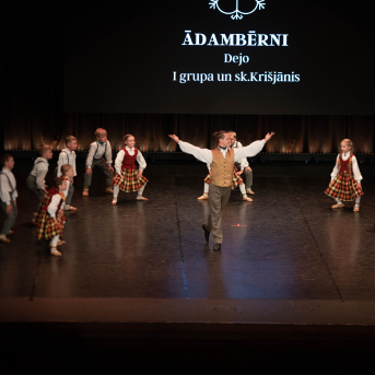 Rīgas Angļu ģimnāzijas un TDA „Līgo” bērnu un jauniešu studijas 15 gadu jubilejas koncerts “Rotā, saulīt, rotādama" - Mūsu jaunie, zaļie asniņi, kuriem visapkārt smieklu virtenes, bet pašos mīt nerimstošs dzīvesprieks un mīlestība pret deju.
Sirsnīga paaudžu satikšanās, sākot no mazajiem saules stariņiem līdz viedajiem dejotājiem, RAĢ un TDA "Līgo" bērnu un jauniešu studijas 15. jubilejas koncertā.
Foto:Deivids Lagzdiņš