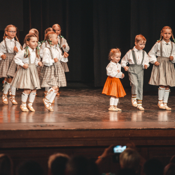 Rīgas Angļu ģimnāzijas un TDA „Līgo” bērnu un jauniešu studijas 15 gadu jubilejas koncerts “Rotā, saulīt, rotādama" - Mūsu jaunie, zaļie asniņi, kuriem visapkārt smieklu virtenes, bet pašos mīt nerimstošs dzīvesprieks un mīlestība pret deju.
Sirsnīga paaudžu satikšanās, sākot no mazajiem saules stariņiem līdz viedajiem dejotājiem, RAĢ un TDA "Līgo" bērnu un jauniešu studijas 15. jubilejas koncertā.
Foto:Deivids Lagzdiņš