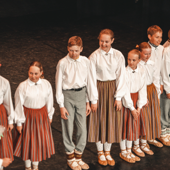 Rīgas Angļu ģimnāzijas un TDA „Līgo” bērnu un jauniešu studijas 15 gadu jubilejas koncerts “Rotā, saulīt, rotādama" - Mūsu jaunie, zaļie asniņi, kuriem visapkārt smieklu virtenes, bet pašos mīt nerimstošs dzīvesprieks un mīlestība pret deju.
Sirsnīga paaudžu satikšanās, sākot no mazajiem saules stariņiem līdz viedajiem dejotājiem, RAĢ un TDA "Līgo" bērnu un jauniešu studijas 15. jubilejas koncertā.
Foto:Deivids Lagzdiņš