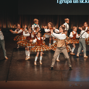 Rīgas Angļu ģimnāzijas un TDA „Līgo” bērnu un jauniešu studijas 15 gadu jubilejas koncerts “Rotā, saulīt, rotādama" - Mūsu jaunie, zaļie asniņi, kuriem visapkārt smieklu virtenes, bet pašos mīt nerimstošs dzīvesprieks un mīlestība pret deju.
Sirsnīga paaudžu satikšanās, sākot no mazajiem saules stariņiem līdz viedajiem dejotājiem, RAĢ un TDA "Līgo" bērnu un jauniešu studijas 15. jubilejas koncertā.
Foto:Deivids Lagzdiņš
