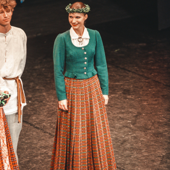 Rīgas Angļu ģimnāzijas un TDA „Līgo” bērnu un jauniešu studijas 15 gadu jubilejas koncerts “Rotā, saulīt, rotādama" - Mūsu jaunie, zaļie asniņi, kuriem visapkārt smieklu virtenes, bet pašos mīt nerimstošs dzīvesprieks un mīlestība pret deju.
Sirsnīga paaudžu satikšanās, sākot no mazajiem saules stariņiem līdz viedajiem dejotājiem, RAĢ un TDA "Līgo" bērnu un jauniešu studijas 15. jubilejas koncertā.
Foto:Deivids Lagzdiņš
