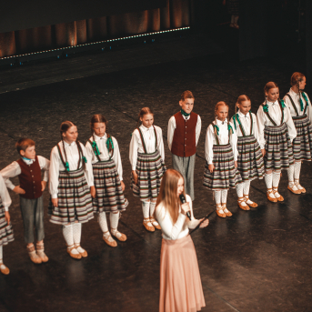 Rīgas Angļu ģimnāzijas un TDA „Līgo” bērnu un jauniešu studijas 15 gadu jubilejas koncerts “Rotā, saulīt, rotādama" - Mūsu jaunie, zaļie asniņi, kuriem visapkārt smieklu virtenes, bet pašos mīt nerimstošs dzīvesprieks un mīlestība pret deju.
Sirsnīga paaudžu satikšanās, sākot no mazajiem saules stariņiem līdz viedajiem dejotājiem, RAĢ un TDA "Līgo" bērnu un jauniešu studijas 15. jubilejas koncertā.
Foto:Deivids Lagzdiņš