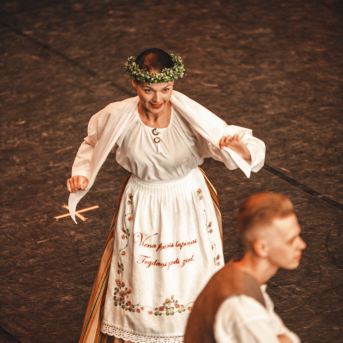 Rīgas Angļu ģimnāzijas un TDA „Līgo” bērnu un jauniešu studijas 15 gadu jubilejas koncerts “Rotā, saulīt, rotādama" - Mūsu jaunie, zaļie asniņi, kuriem visapkārt smieklu virtenes, bet pašos mīt nerimstošs dzīvesprieks un mīlestība pret deju.
Sirsnīga paaudžu satikšanās, sākot no mazajiem saules stariņiem līdz viedajiem dejotājiem, RAĢ un TDA "Līgo" bērnu un jauniešu studijas 15. jubilejas koncertā.
Foto:Deivids Lagzdiņš