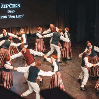 Rīgas Angļu ģimnāzijas un TDA „Līgo” bērnu un jauniešu studijas 15 gadu jubilejas koncerts “Rotā, saulīt, rotādama" - Mūsu jaunie, zaļie asniņi, kuriem visapkārt smieklu virtenes, bet pašos mīt nerimstošs dzīvesprieks un mīlestība pret deju.
Sirsnīga paaudžu satikšanās, sākot no mazajiem saules stariņiem līdz viedajiem dejotājiem, RAĢ un TDA "Līgo" bērnu un jauniešu studijas 15. jubilejas koncertā.
Foto:Deivids Lagzdiņš
