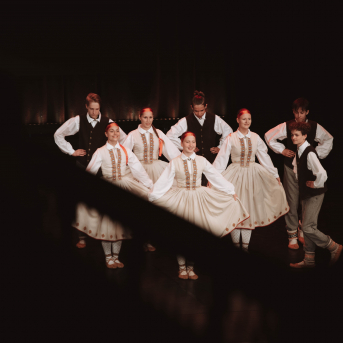 Rīgas Angļu ģimnāzijas un TDA „Līgo” bērnu un jauniešu studijas 15 gadu jubilejas koncerts “Rotā, saulīt, rotādama" - Mūsu jaunie, zaļie asniņi, kuriem visapkārt smieklu virtenes, bet pašos mīt nerimstošs dzīvesprieks un mīlestība pret deju.
Sirsnīga paaudžu satikšanās, sākot no mazajiem saules stariņiem līdz viedajiem dejotājiem, RAĢ un TDA "Līgo" bērnu un jauniešu studijas 15. jubilejas koncertā.
Foto:Deivids Lagzdiņš