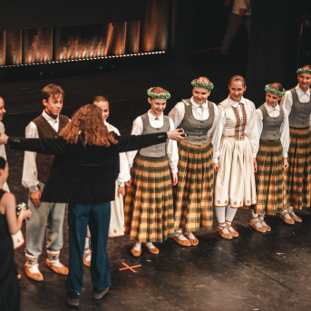 Rīgas Angļu ģimnāzijas un TDA „Līgo” bērnu un jauniešu studijas 15 gadu jubilejas koncerts “Rotā, saulīt, rotādama" - Mūsu jaunie, zaļie asniņi, kuriem visapkārt smieklu virtenes, bet pašos mīt nerimstošs dzīvesprieks un mīlestība pret deju.
Sirsnīga paaudžu satikšanās, sākot no mazajiem saules stariņiem līdz viedajiem dejotājiem, RAĢ un TDA "Līgo" bērnu un jauniešu studijas 15. jubilejas koncertā.
Foto:Deivids Lagzdiņš