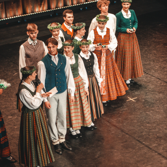 Rīgas Angļu ģimnāzijas un TDA „Līgo” bērnu un jauniešu studijas 15 gadu jubilejas koncerts “Rotā, saulīt, rotādama" - Mūsu jaunie, zaļie asniņi, kuriem visapkārt smieklu virtenes, bet pašos mīt nerimstošs dzīvesprieks un mīlestība pret deju.
Sirsnīga paaudžu satikšanās, sākot no mazajiem saules stariņiem līdz viedajiem dejotājiem, RAĢ un TDA "Līgo" bērnu un jauniešu studijas 15. jubilejas koncertā.
Foto:Deivids Lagzdiņš