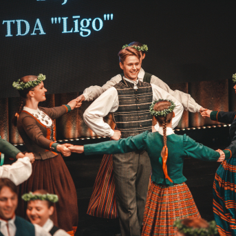 Rīgas Angļu ģimnāzijas un TDA „Līgo” bērnu un jauniešu studijas 15 gadu jubilejas koncerts “Rotā, saulīt, rotādama" - Mūsu jaunie, zaļie asniņi, kuriem visapkārt smieklu virtenes, bet pašos mīt nerimstošs dzīvesprieks un mīlestība pret deju.
Sirsnīga paaudžu satikšanās, sākot no mazajiem saules stariņiem līdz viedajiem dejotājiem, RAĢ un TDA "Līgo" bērnu un jauniešu studijas 15. jubilejas koncertā.
Foto:Deivids Lagzdiņš