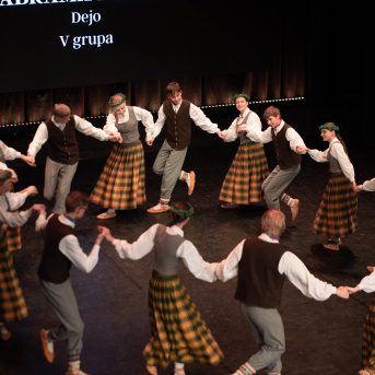 Rīgas Angļu ģimnāzijas un TDA „Līgo” bērnu un jauniešu studijas 15 gadu jubilejas koncerts “Rotā, saulīt, rotādama" - Mūsu jaunie, zaļie asniņi, kuriem visapkārt smieklu virtenes, bet pašos mīt nerimstošs dzīvesprieks un mīlestība pret deju.
Sirsnīga paaudžu satikšanās, sākot no mazajiem saules stariņiem līdz viedajiem dejotājiem, RAĢ un TDA "Līgo" bērnu un jauniešu studijas 15. jubilejas koncertā.
Foto:Deivids Lagzdiņš