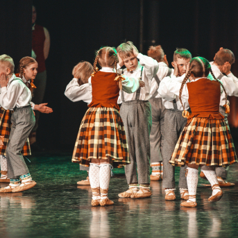 Rīgas Angļu ģimnāzijas un TDA „Līgo” bērnu un jauniešu studijas 15 gadu jubilejas koncerts “Rotā, saulīt, rotādama" - Mūsu jaunie, zaļie asniņi, kuriem visapkārt smieklu virtenes, bet pašos mīt nerimstošs dzīvesprieks un mīlestība pret deju.
Sirsnīga paaudžu satikšanās, sākot no mazajiem saules stariņiem līdz viedajiem dejotājiem, RAĢ un TDA "Līgo" bērnu un jauniešu studijas 15. jubilejas koncertā.
Foto:Deivids Lagzdiņš