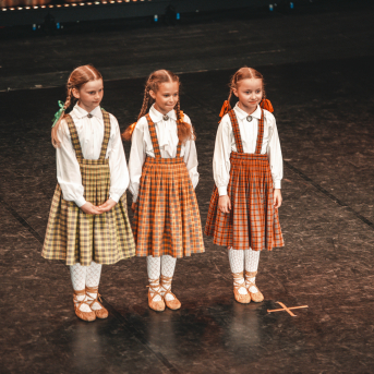 Rīgas Angļu ģimnāzijas un TDA „Līgo” bērnu un jauniešu studijas 15 gadu jubilejas koncerts “Rotā, saulīt, rotādama" - Mūsu jaunie, zaļie asniņi, kuriem visapkārt smieklu virtenes, bet pašos mīt nerimstošs dzīvesprieks un mīlestība pret deju.
Sirsnīga paaudžu satikšanās, sākot no mazajiem saules stariņiem līdz viedajiem dejotājiem, RAĢ un TDA "Līgo" bērnu un jauniešu studijas 15. jubilejas koncertā.
Foto:Deivids Lagzdiņš