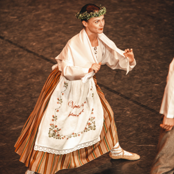 Rīgas Angļu ģimnāzijas un TDA „Līgo” bērnu un jauniešu studijas 15 gadu jubilejas koncerts “Rotā, saulīt, rotādama" - Mūsu jaunie, zaļie asniņi, kuriem visapkārt smieklu virtenes, bet pašos mīt nerimstošs dzīvesprieks un mīlestība pret deju.
Sirsnīga paaudžu satikšanās, sākot no mazajiem saules stariņiem līdz viedajiem dejotājiem, RAĢ un TDA "Līgo" bērnu un jauniešu studijas 15. jubilejas koncertā.
Foto:Deivids Lagzdiņš