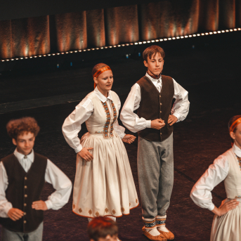 Rīgas Angļu ģimnāzijas un TDA „Līgo” bērnu un jauniešu studijas 15 gadu jubilejas koncerts “Rotā, saulīt, rotādama" - Mūsu jaunie, zaļie asniņi, kuriem visapkārt smieklu virtenes, bet pašos mīt nerimstošs dzīvesprieks un mīlestība pret deju.
Sirsnīga paaudžu satikšanās, sākot no mazajiem saules stariņiem līdz viedajiem dejotājiem, RAĢ un TDA "Līgo" bērnu un jauniešu studijas 15. jubilejas koncertā.
Foto:Deivids Lagzdiņš