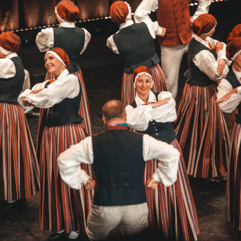 Rīgas Angļu ģimnāzijas un TDA „Līgo” bērnu un jauniešu studijas 15 gadu jubilejas koncerts “Rotā, saulīt, rotādama" - Mūsu jaunie, zaļie asniņi, kuriem visapkārt smieklu virtenes, bet pašos mīt nerimstošs dzīvesprieks un mīlestība pret deju.
Sirsnīga paaudžu satikšanās, sākot no mazajiem saules stariņiem līdz viedajiem dejotājiem, RAĢ un TDA "Līgo" bērnu un jauniešu studijas 15. jubilejas koncertā.
Foto:Deivids Lagzdiņš