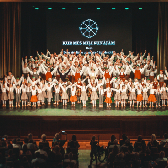 Rīgas Angļu ģimnāzijas un TDA „Līgo” bērnu un jauniešu studijas 15 gadu jubilejas koncerts “Rotā, saulīt, rotādama" - Mūsu jaunie, zaļie asniņi, kuriem visapkārt smieklu virtenes, bet pašos mīt nerimstošs dzīvesprieks un mīlestība pret deju.
Sirsnīga paaudžu satikšanās, sākot no mazajiem saules stariņiem līdz viedajiem dejotājiem, RAĢ un TDA "Līgo" bērnu un jauniešu studijas 15. jubilejas koncertā.
Foto:Deivids Lagzdiņš