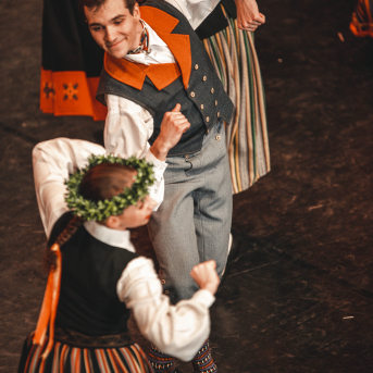 Rīgas Angļu ģimnāzijas un TDA „Līgo” bērnu un jauniešu studijas 15 gadu jubilejas koncerts “Rotā, saulīt, rotādama" - Mūsu jaunie, zaļie asniņi, kuriem visapkārt smieklu virtenes, bet pašos mīt nerimstošs dzīvesprieks un mīlestība pret deju.
Sirsnīga paaudžu satikšanās, sākot no mazajiem saules stariņiem līdz viedajiem dejotājiem, RAĢ un TDA "Līgo" bērnu un jauniešu studijas 15. jubilejas koncertā.
Foto:Deivids Lagzdiņš