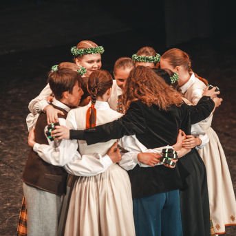Rīgas Angļu ģimnāzijas un TDA „Līgo” bērnu un jauniešu studijas 15 gadu jubilejas koncerts “Rotā, saulīt, rotādama" - Mūsu jaunie, zaļie asniņi, kuriem visapkārt smieklu virtenes, bet pašos mīt nerimstošs dzīvesprieks un mīlestība pret deju.
Sirsnīga paaudžu satikšanās, sākot no mazajiem saules stariņiem līdz viedajiem dejotājiem, RAĢ un TDA "Līgo" bērnu un jauniešu studijas 15. jubilejas koncertā.
Foto:Deivids Lagzdiņš