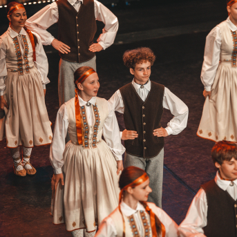 Rīgas Angļu ģimnāzijas un TDA „Līgo” bērnu un jauniešu studijas 15 gadu jubilejas koncerts “Rotā, saulīt, rotādama" - Mūsu jaunie, zaļie asniņi, kuriem visapkārt smieklu virtenes, bet pašos mīt nerimstošs dzīvesprieks un mīlestība pret deju.
Sirsnīga paaudžu satikšanās, sākot no mazajiem saules stariņiem līdz viedajiem dejotājiem, RAĢ un TDA "Līgo" bērnu un jauniešu studijas 15. jubilejas koncertā.
Foto:Deivids Lagzdiņš