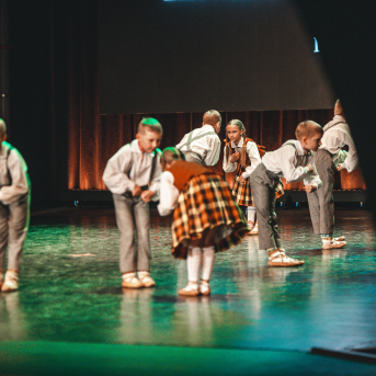 Rīgas Angļu ģimnāzijas un TDA „Līgo” bērnu un jauniešu studijas 15 gadu jubilejas koncerts “Rotā, saulīt, rotādama" - Mūsu jaunie, zaļie asniņi, kuriem visapkārt smieklu virtenes, bet pašos mīt nerimstošs dzīvesprieks un mīlestība pret deju.
Sirsnīga paaudžu satikšanās, sākot no mazajiem saules stariņiem līdz viedajiem dejotājiem, RAĢ un TDA "Līgo" bērnu un jauniešu studijas 15. jubilejas koncertā.
Foto:Deivids Lagzdiņš
