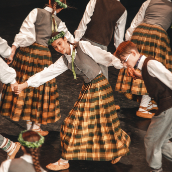 Rīgas Angļu ģimnāzijas un TDA „Līgo” bērnu un jauniešu studijas 15 gadu jubilejas koncerts “Rotā, saulīt, rotādama" - Mūsu jaunie, zaļie asniņi, kuriem visapkārt smieklu virtenes, bet pašos mīt nerimstošs dzīvesprieks un mīlestība pret deju.
Sirsnīga paaudžu satikšanās, sākot no mazajiem saules stariņiem līdz viedajiem dejotājiem, RAĢ un TDA "Līgo" bērnu un jauniešu studijas 15. jubilejas koncertā.
Foto:Deivids Lagzdiņš