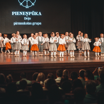 Rīgas Angļu ģimnāzijas un TDA „Līgo” bērnu un jauniešu studijas 15 gadu jubilejas koncerts “Rotā, saulīt, rotādama" - Mūsu jaunie, zaļie asniņi, kuriem visapkārt smieklu virtenes, bet pašos mīt nerimstošs dzīvesprieks un mīlestība pret deju.
Sirsnīga paaudžu satikšanās, sākot no mazajiem saules stariņiem līdz viedajiem dejotājiem, RAĢ un TDA "Līgo" bērnu un jauniešu studijas 15. jubilejas koncertā.
Foto:Deivids Lagzdiņš