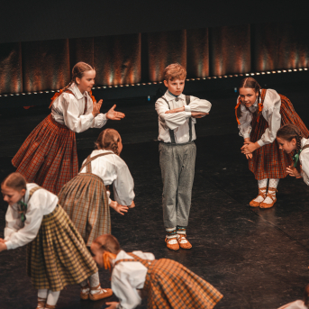 Rīgas Angļu ģimnāzijas un TDA „Līgo” bērnu un jauniešu studijas 15 gadu jubilejas koncerts “Rotā, saulīt, rotādama" - Mūsu jaunie, zaļie asniņi, kuriem visapkārt smieklu virtenes, bet pašos mīt nerimstošs dzīvesprieks un mīlestība pret deju.
Sirsnīga paaudžu satikšanās, sākot no mazajiem saules stariņiem līdz viedajiem dejotājiem, RAĢ un TDA "Līgo" bērnu un jauniešu studijas 15. jubilejas koncertā.
Foto:Deivids Lagzdiņš