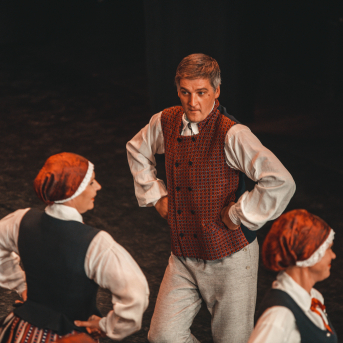 Rīgas Angļu ģimnāzijas un TDA „Līgo” bērnu un jauniešu studijas 15 gadu jubilejas koncerts “Rotā, saulīt, rotādama" - Mūsu jaunie, zaļie asniņi, kuriem visapkārt smieklu virtenes, bet pašos mīt nerimstošs dzīvesprieks un mīlestība pret deju.
Sirsnīga paaudžu satikšanās, sākot no mazajiem saules stariņiem līdz viedajiem dejotājiem, RAĢ un TDA "Līgo" bērnu un jauniešu studijas 15. jubilejas koncertā.
Foto:Deivids Lagzdiņš