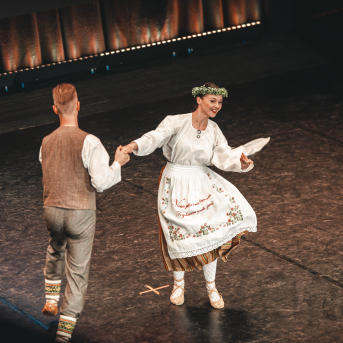 Rīgas Angļu ģimnāzijas un TDA „Līgo” bērnu un jauniešu studijas 15 gadu jubilejas koncerts “Rotā, saulīt, rotādama" - Mūsu jaunie, zaļie asniņi, kuriem visapkārt smieklu virtenes, bet pašos mīt nerimstošs dzīvesprieks un mīlestība pret deju.
Sirsnīga paaudžu satikšanās, sākot no mazajiem saules stariņiem līdz viedajiem dejotājiem, RAĢ un TDA "Līgo" bērnu un jauniešu studijas 15. jubilejas koncertā.
Foto:Deivids Lagzdiņš