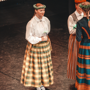 Rīgas Angļu ģimnāzijas un TDA „Līgo” bērnu un jauniešu studijas 15 gadu jubilejas koncerts “Rotā, saulīt, rotādama" - Mūsu jaunie, zaļie asniņi, kuriem visapkārt smieklu virtenes, bet pašos mīt nerimstošs dzīvesprieks un mīlestība pret deju.
Sirsnīga paaudžu satikšanās, sākot no mazajiem saules stariņiem līdz viedajiem dejotājiem, RAĢ un TDA "Līgo" bērnu un jauniešu studijas 15. jubilejas koncertā.
Foto:Deivids Lagzdiņš
