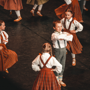 Rīgas Angļu ģimnāzijas un TDA „Līgo” bērnu un jauniešu studijas 15 gadu jubilejas koncerts “Rotā, saulīt, rotādama" - Mūsu jaunie, zaļie asniņi, kuriem visapkārt smieklu virtenes, bet pašos mīt nerimstošs dzīvesprieks un mīlestība pret deju.
Sirsnīga paaudžu satikšanās, sākot no mazajiem saules stariņiem līdz viedajiem dejotājiem, RAĢ un TDA "Līgo" bērnu un jauniešu studijas 15. jubilejas koncertā.
Foto:Deivids Lagzdiņš