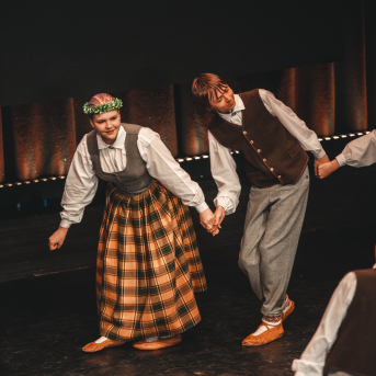 Rīgas Angļu ģimnāzijas un TDA „Līgo” bērnu un jauniešu studijas 15 gadu jubilejas koncerts “Rotā, saulīt, rotādama" - Mūsu jaunie, zaļie asniņi, kuriem visapkārt smieklu virtenes, bet pašos mīt nerimstošs dzīvesprieks un mīlestība pret deju.
Sirsnīga paaudžu satikšanās, sākot no mazajiem saules stariņiem līdz viedajiem dejotājiem, RAĢ un TDA "Līgo" bērnu un jauniešu studijas 15. jubilejas koncertā.
Foto:Deivids Lagzdiņš