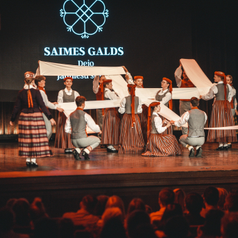 Rīgas Angļu ģimnāzijas un TDA „Līgo” bērnu un jauniešu studijas 15 gadu jubilejas koncerts “Rotā, saulīt, rotādama" - Mūsu jaunie, zaļie asniņi, kuriem visapkārt smieklu virtenes, bet pašos mīt nerimstošs dzīvesprieks un mīlestība pret deju.
Sirsnīga paaudžu satikšanās, sākot no mazajiem saules stariņiem līdz viedajiem dejotājiem, RAĢ un TDA "Līgo" bērnu un jauniešu studijas 15. jubilejas koncertā.
Foto:Deivids Lagzdiņš