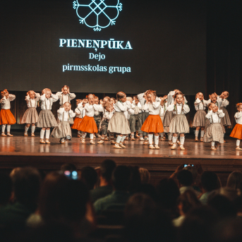Rīgas Angļu ģimnāzijas un TDA „Līgo” bērnu un jauniešu studijas 15 gadu jubilejas koncerts “Rotā, saulīt, rotādama" - Mūsu jaunie, zaļie asniņi, kuriem visapkārt smieklu virtenes, bet pašos mīt nerimstošs dzīvesprieks un mīlestība pret deju.
Sirsnīga paaudžu satikšanās, sākot no mazajiem saules stariņiem līdz viedajiem dejotājiem, RAĢ un TDA "Līgo" bērnu un jauniešu studijas 15. jubilejas koncertā.
Foto:Deivids Lagzdiņš