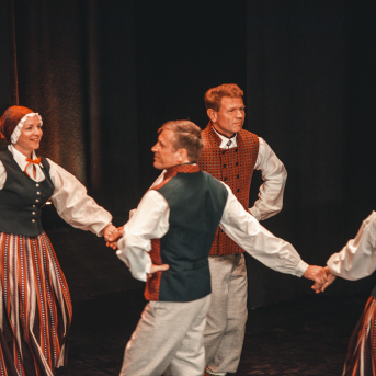 Rīgas Angļu ģimnāzijas un TDA „Līgo” bērnu un jauniešu studijas 15 gadu jubilejas koncerts “Rotā, saulīt, rotādama" - Mūsu jaunie, zaļie asniņi, kuriem visapkārt smieklu virtenes, bet pašos mīt nerimstošs dzīvesprieks un mīlestība pret deju.
Sirsnīga paaudžu satikšanās, sākot no mazajiem saules stariņiem līdz viedajiem dejotājiem, RAĢ un TDA "Līgo" bērnu un jauniešu studijas 15. jubilejas koncertā.
Foto:Deivids Lagzdiņš