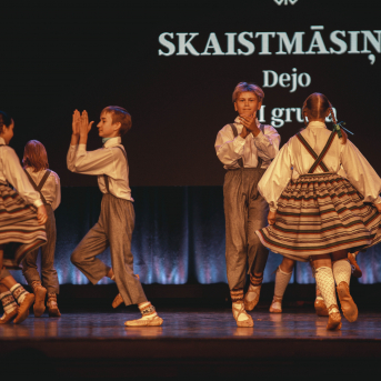Rīgas Angļu ģimnāzijas un TDA „Līgo” bērnu un jauniešu studijas 15 gadu jubilejas koncerts “Rotā, saulīt, rotādama" - Mūsu jaunie, zaļie asniņi, kuriem visapkārt smieklu virtenes, bet pašos mīt nerimstošs dzīvesprieks un mīlestība pret deju.
Sirsnīga paaudžu satikšanās, sākot no mazajiem saules stariņiem līdz viedajiem dejotājiem, RAĢ un TDA "Līgo" bērnu un jauniešu studijas 15. jubilejas koncertā.
Foto:Deivids Lagzdiņš